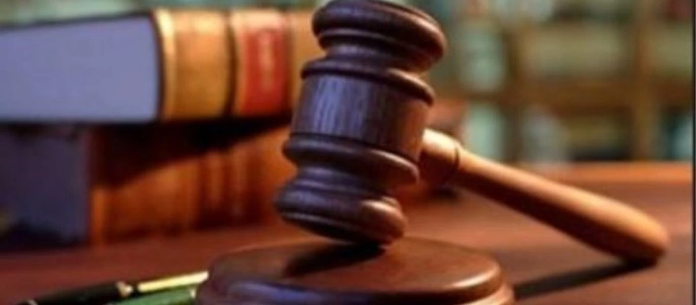 ΗΠΑ: Ζήτησε από δικαστήριο να λύσει τις διαφορές με την πρώην του μέσω ξιφομαχίας και προθεσμία για να βρει... σπαθιά